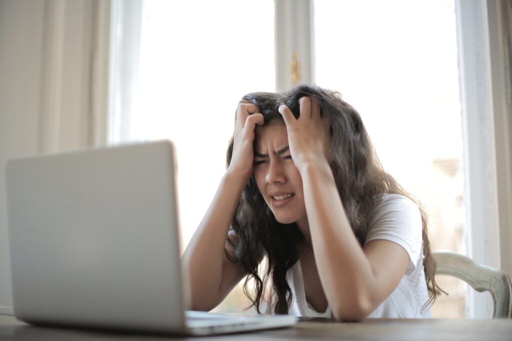 Frau ärgert sich über Computerprobleme