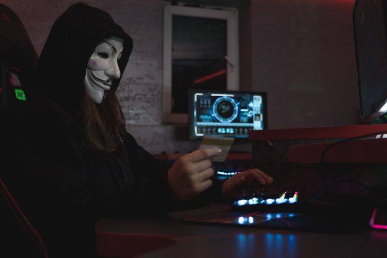 Cyber-Bedrohungen durch Hacker mit Maske