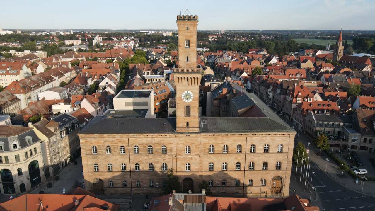 Luftbild mit dem historischen Rathaus in Fürth