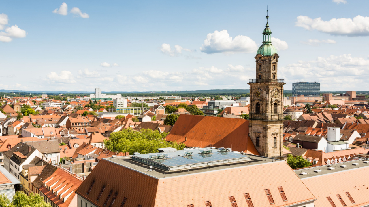 Luftbild mit Ausblick auf die Stadt Erlangen