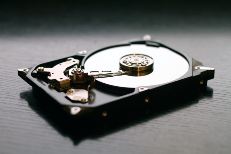 Defekte Festplatte auf dem Tisch zur Datenrettung