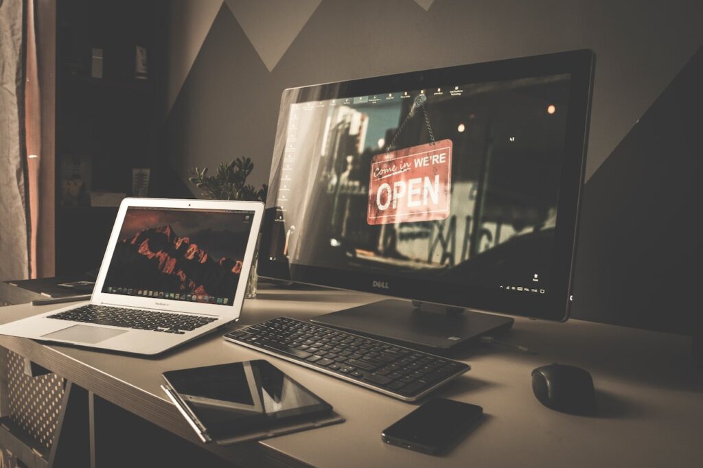 PC und MacBook auf einem Tisch