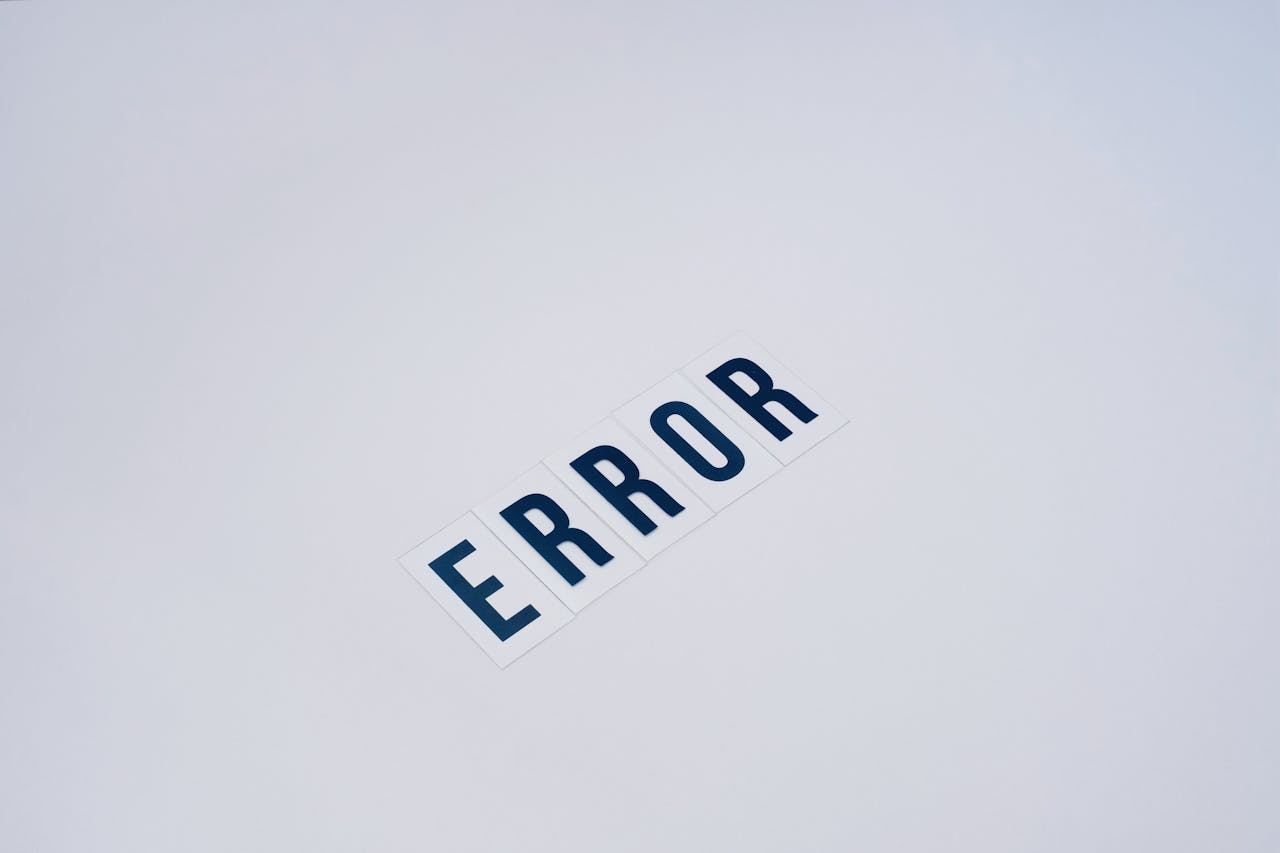 Das Wort 'ERROR' ist auf weißen Karten in großen, dunklen Buchstaben auf einem hellen Hintergrund dargestellt, was auf einen Fehler oder ein Problem hinweist.