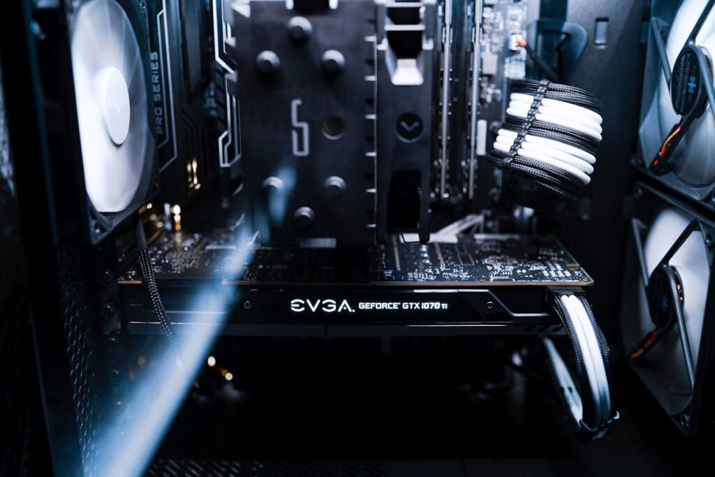 Innenansicht eines geöffneten Desktop-PCs mit eingebauter EVGA GeForce GTX 1070 Ti Grafikkarte und sauber verlegten Kabeln in einem gut gekühlten Gehäuse.